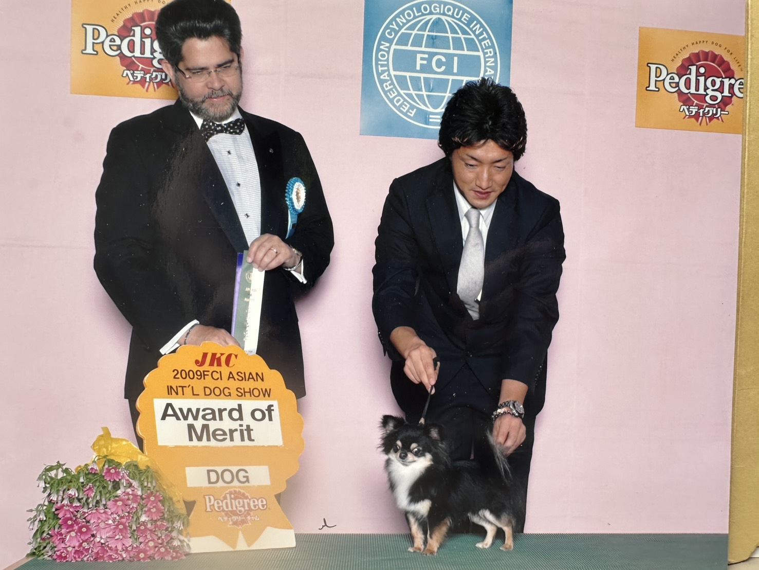 受賞後のチャンピオン犬